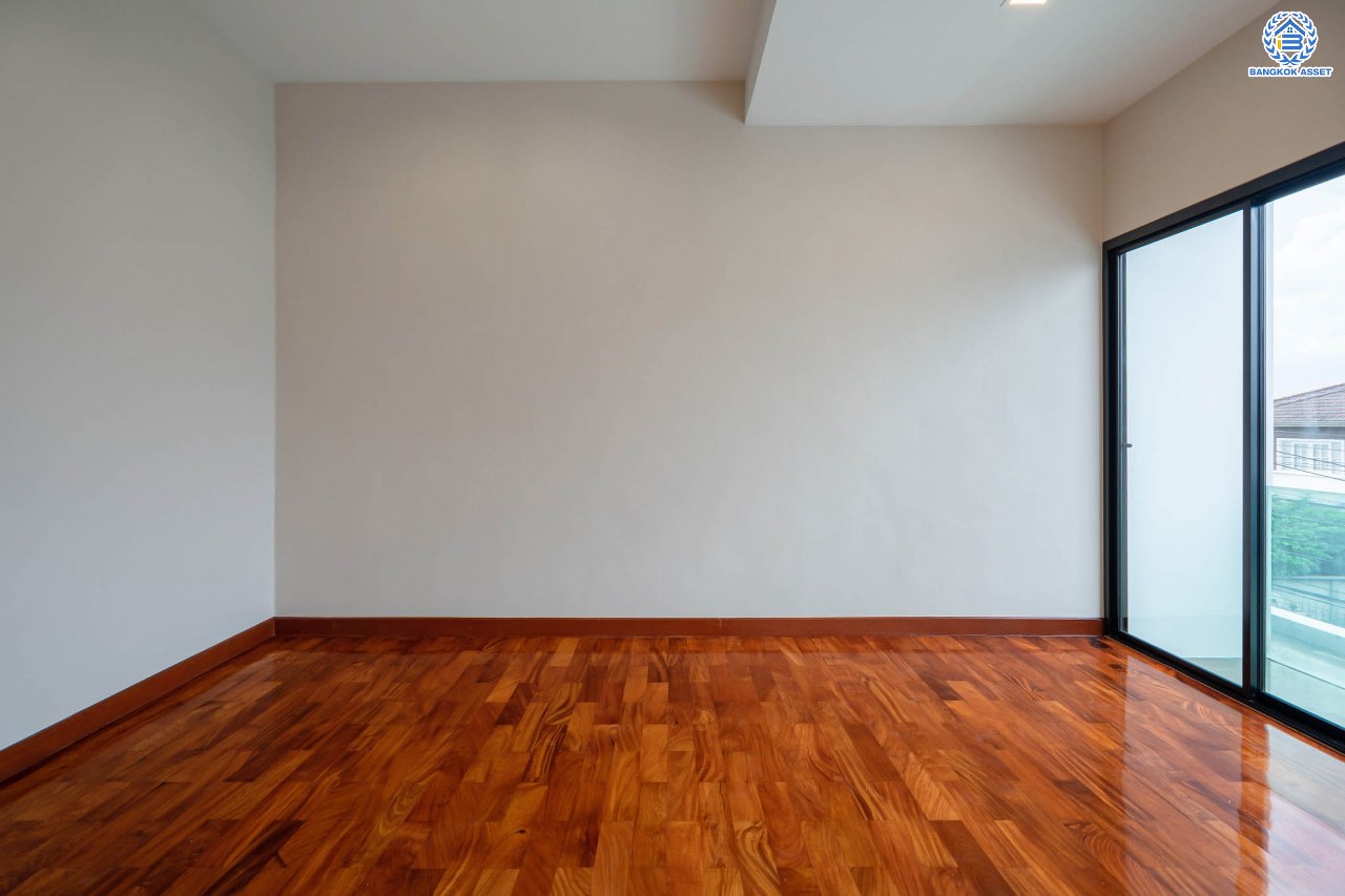 บ้านมือสองตกแต่งใหม่ ม.ซอย พหลโยธิน56 พหลโยธิน บ้านเดี่ยวหลังใหญ่ ภายในตกแต่งหรูหรา บนเนื้อที่เยอะถึง 98.60 ตร.ว. 3 ห้องนอน 3 ห้องน้ำ 2 ที่จอดรถ บรรยากาศเป็นส่วนตัว พร้อมมีสระน้ำในตัว บนพื้นที่กว่า 430 ตร.ม. บนทำเลที่ดี เชื่อมต่อถนน พหลโยธิน, ลำลูกกา, วิภาวดี-รังสิต เดินทางสะดวกใกล้รถไฟฟ้า สถานี "แยก คปอ, คูคต"